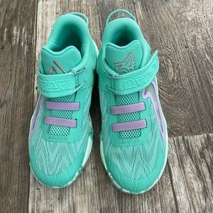 Girls youth basketball shoes